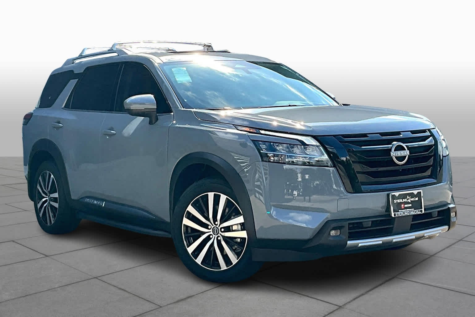 2024 Nissan Pathfinder Platinum photo 2