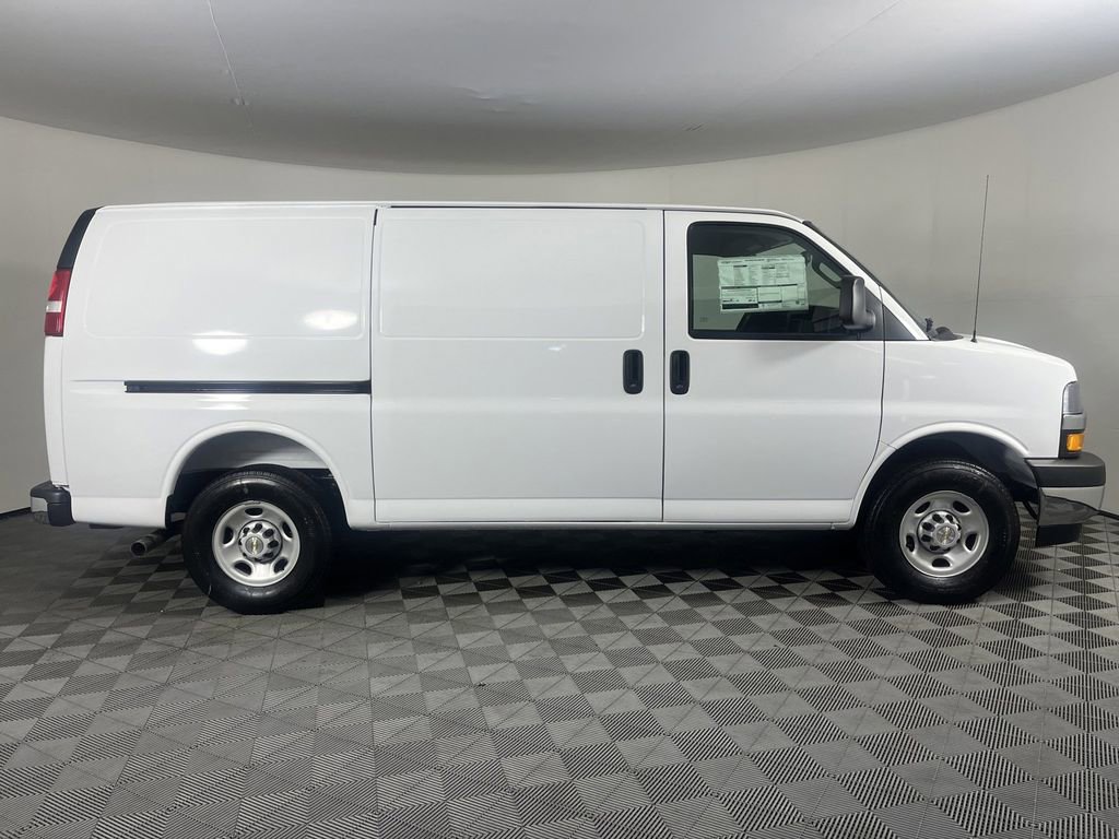 2025 Chevrolet Express Cargo Van 2500 photo 4