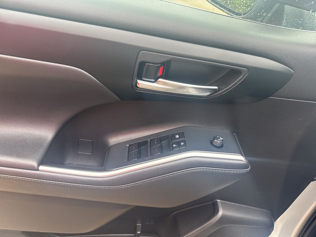 2022 Toyota Highlander XLE photo 9