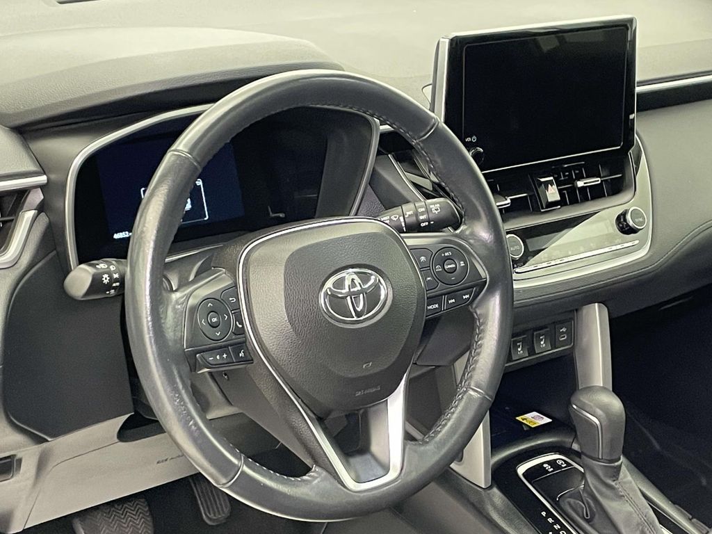 2023 Toyota Corolla Cross XLE photo 4