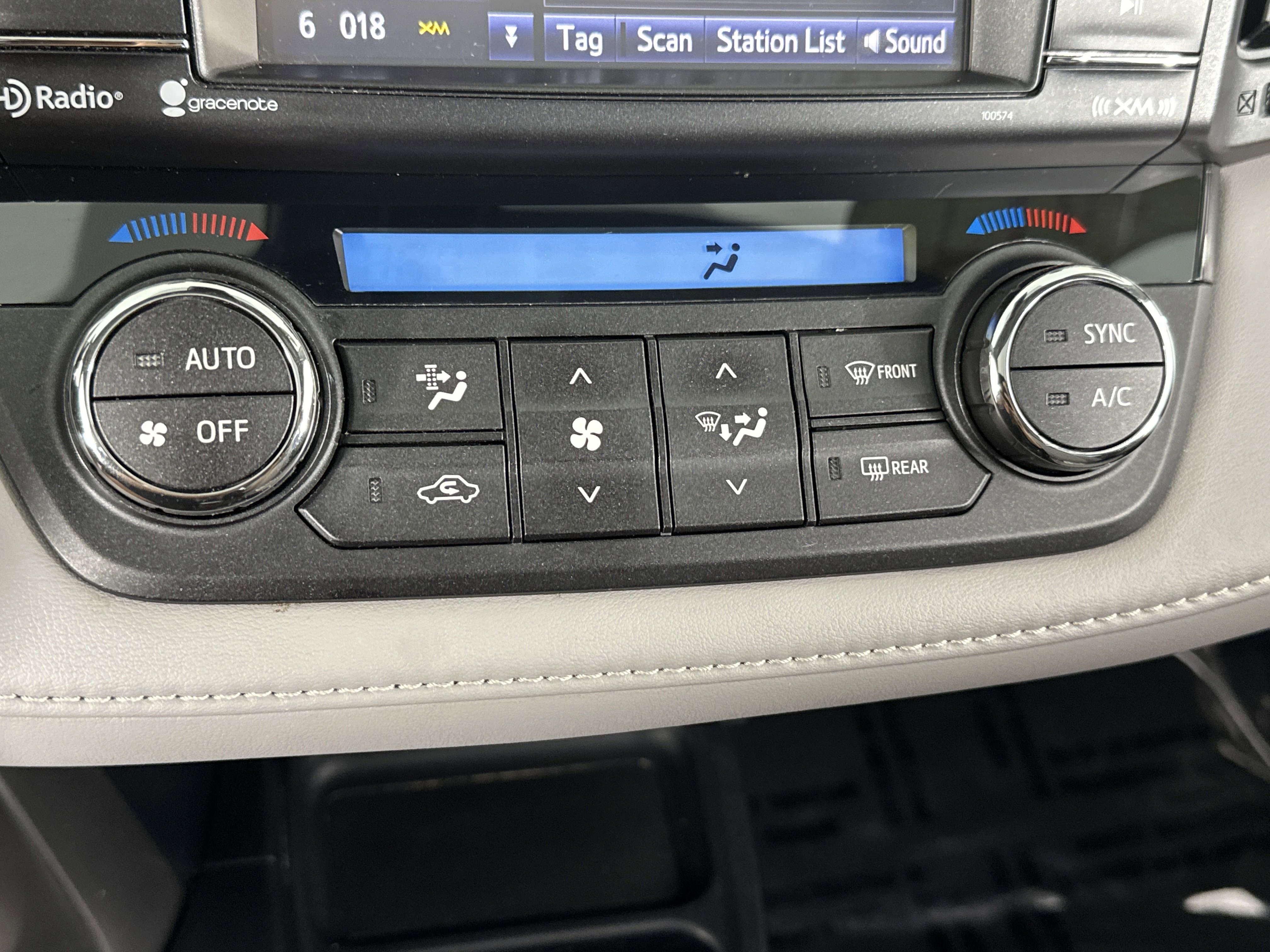 2017 Toyota RAV4 XLE photo 4