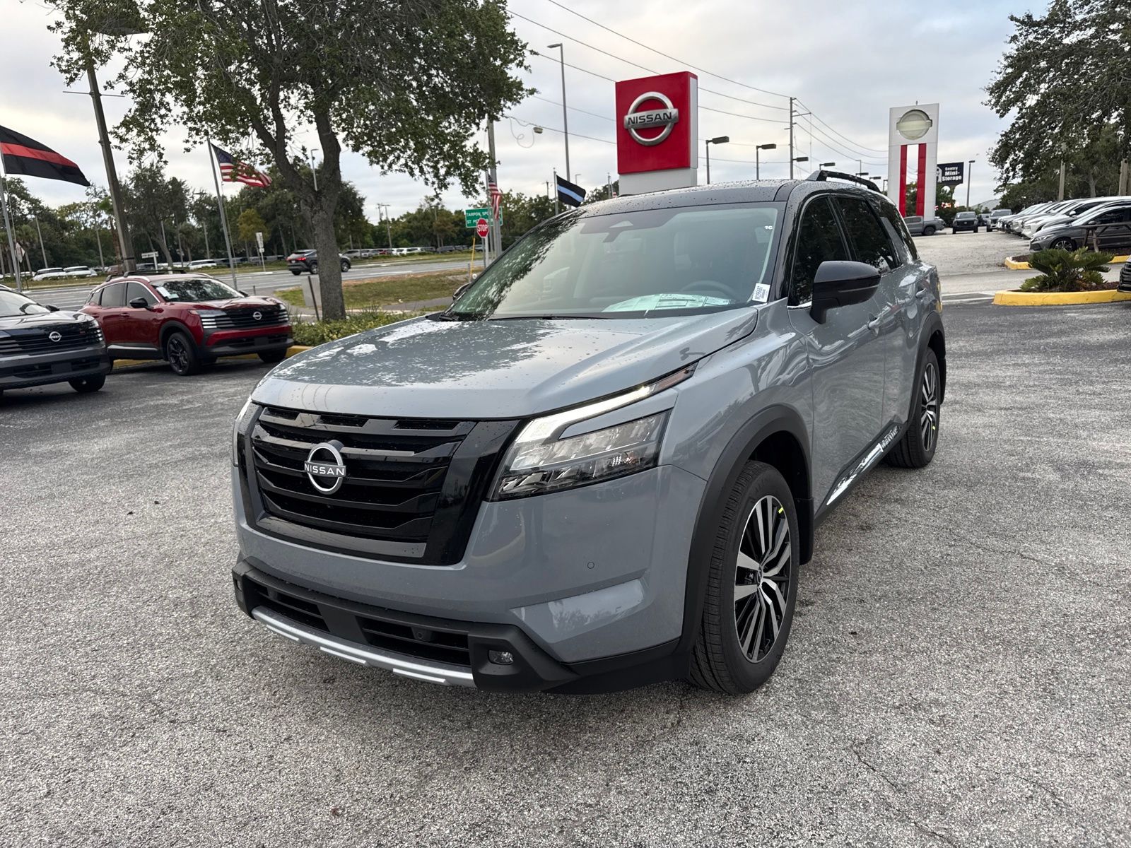 2025 Nissan Pathfinder Platinum photo 2