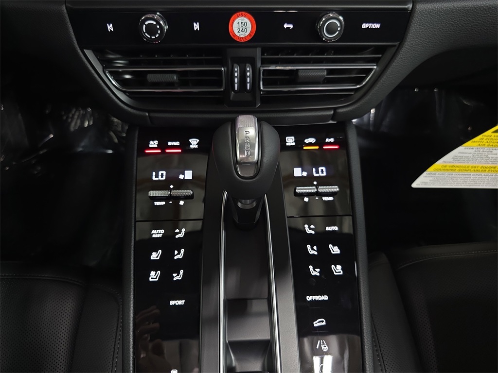 2026 Porsche Macan T photo 18
