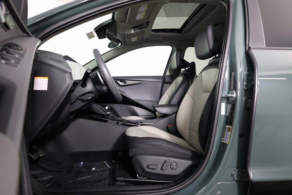 2023 Kia Niro SX Touring photo 3