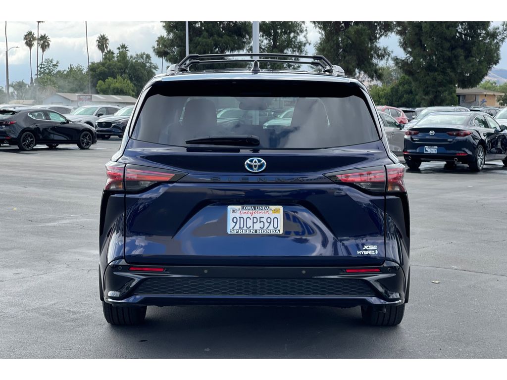 2022 Toyota Sienna XSE photo 3