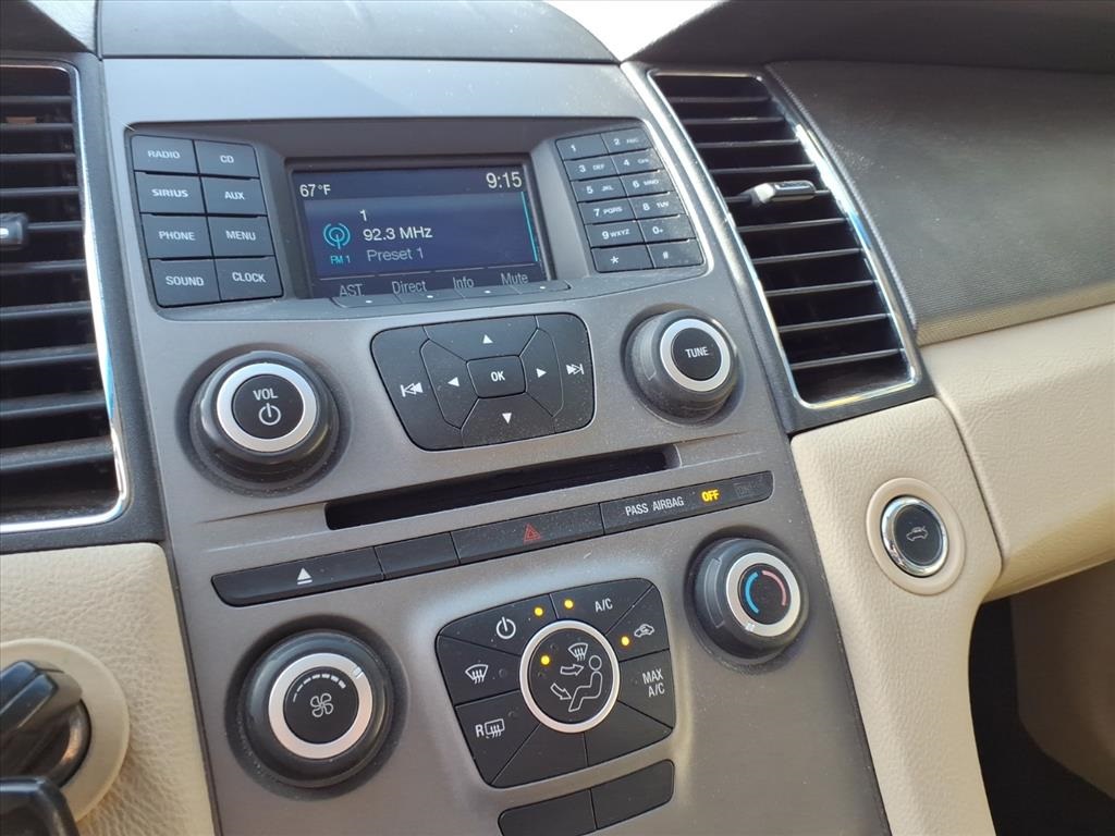 2017 Ford Taurus SE photo 16
