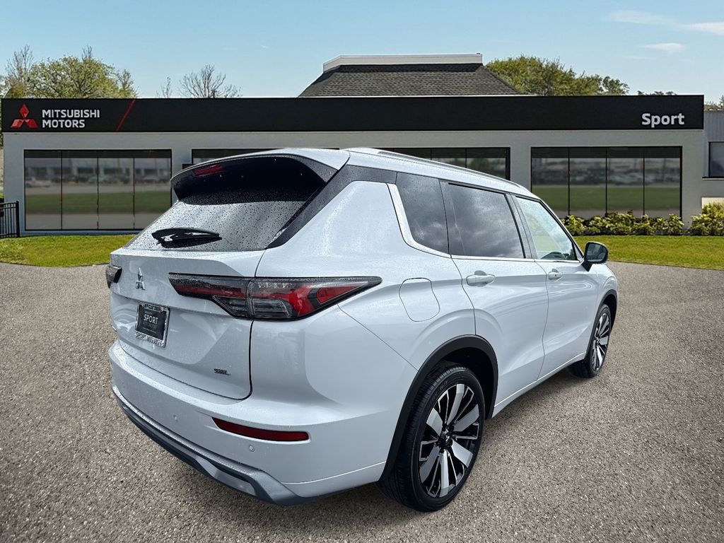 2025 Mitsubishi Outlander SEL photo 3