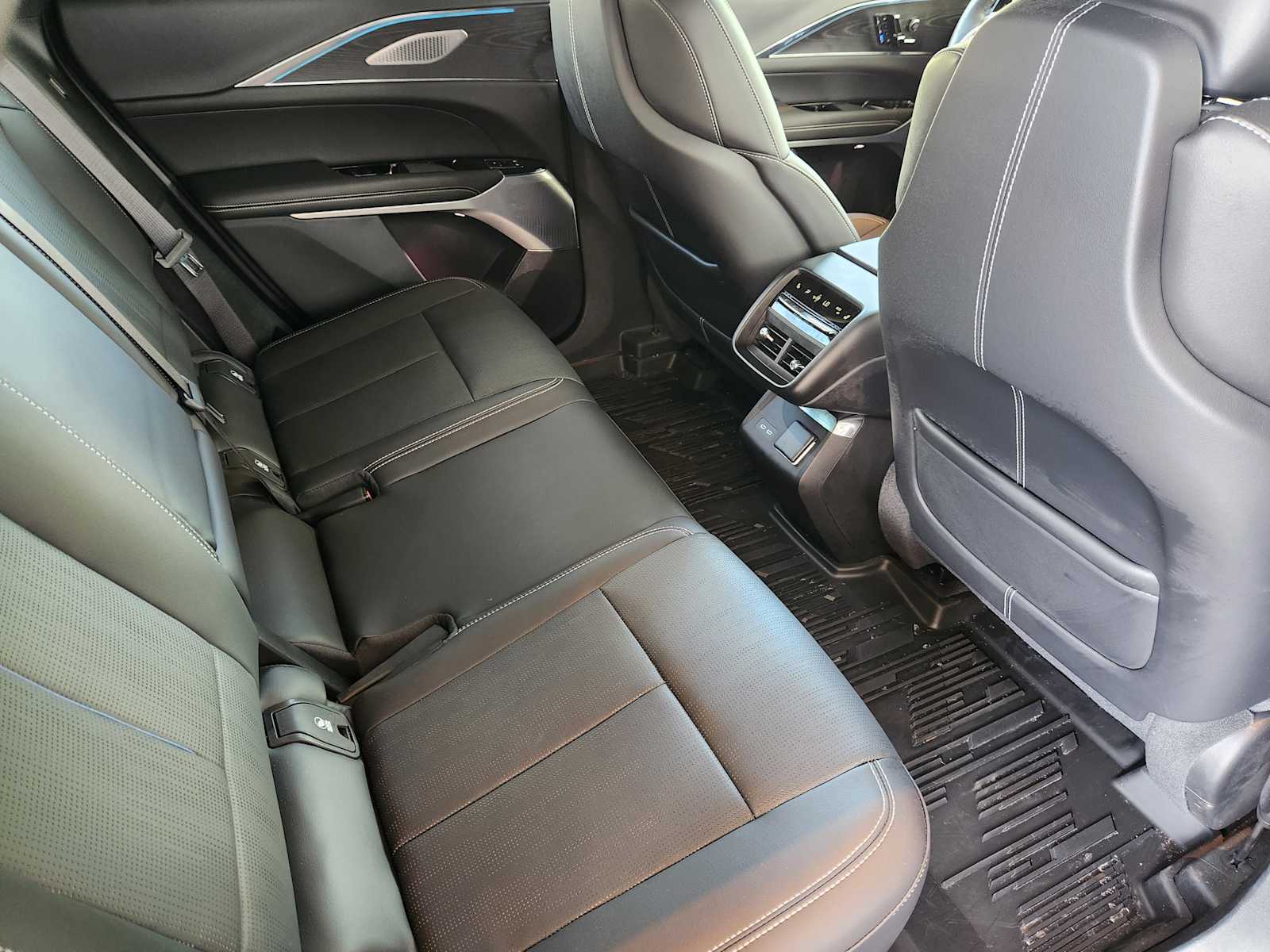 2024 Cadillac Lyriq Luxury photo 27