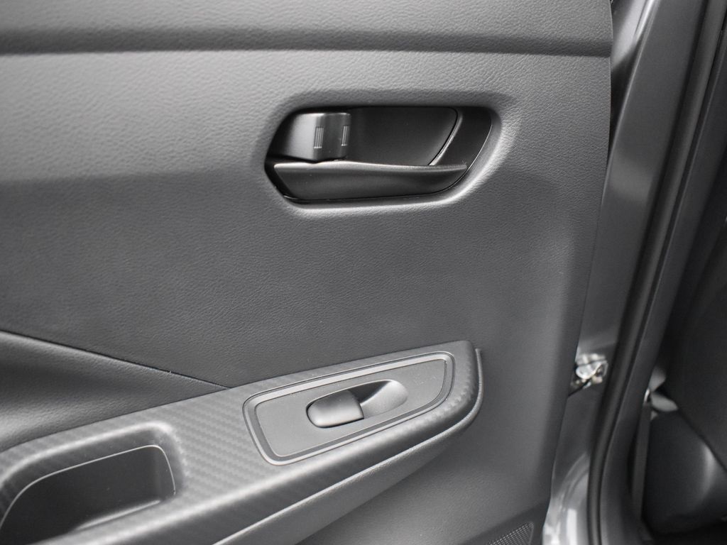 2025 Nissan Versa 1.6 S photo 13