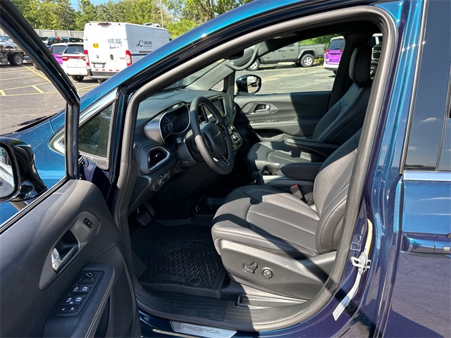 2025 Chrysler Pacifica photo 29