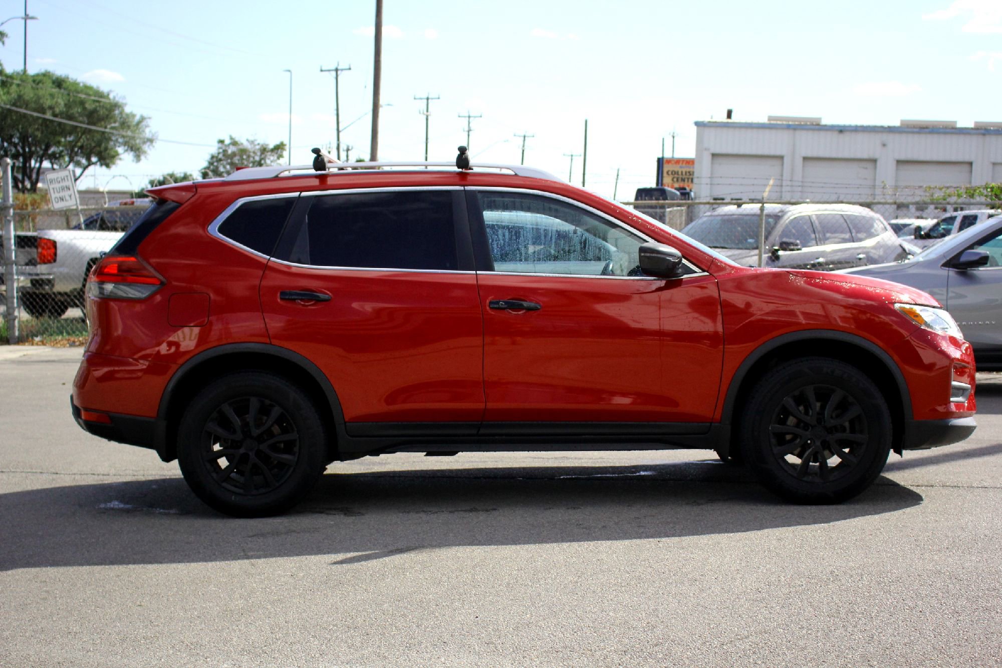 2017 Nissan Rogue SV photo 4