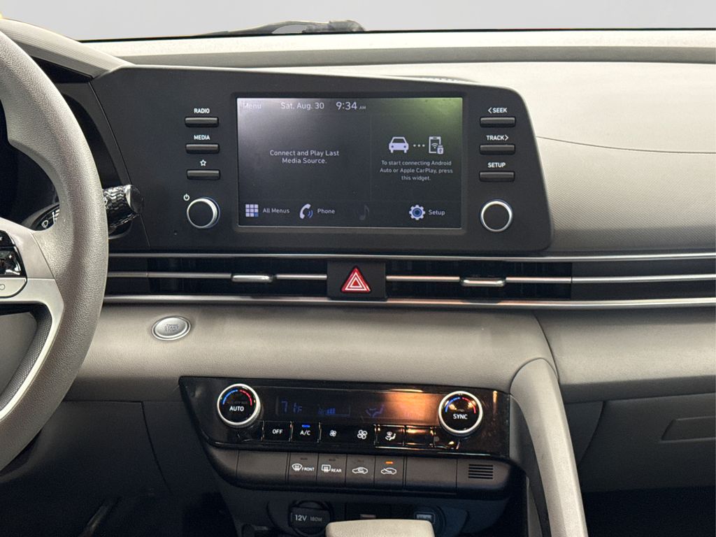 2022 Hyundai Elantra SEL photo 16