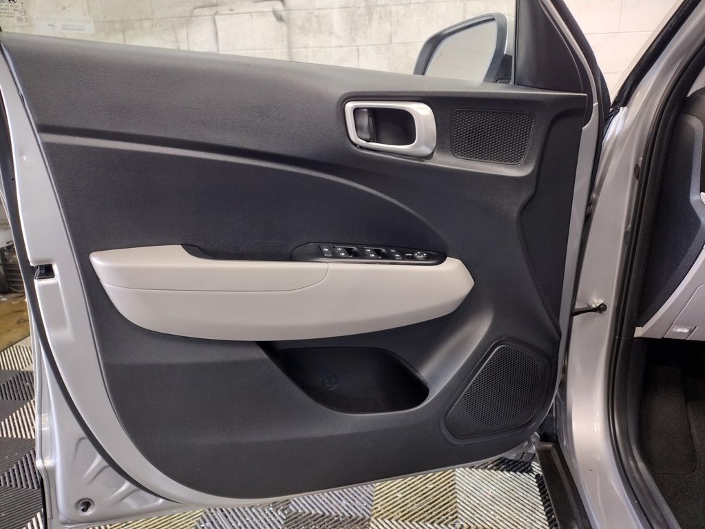 2023 Hyundai Venue SEL photo 15