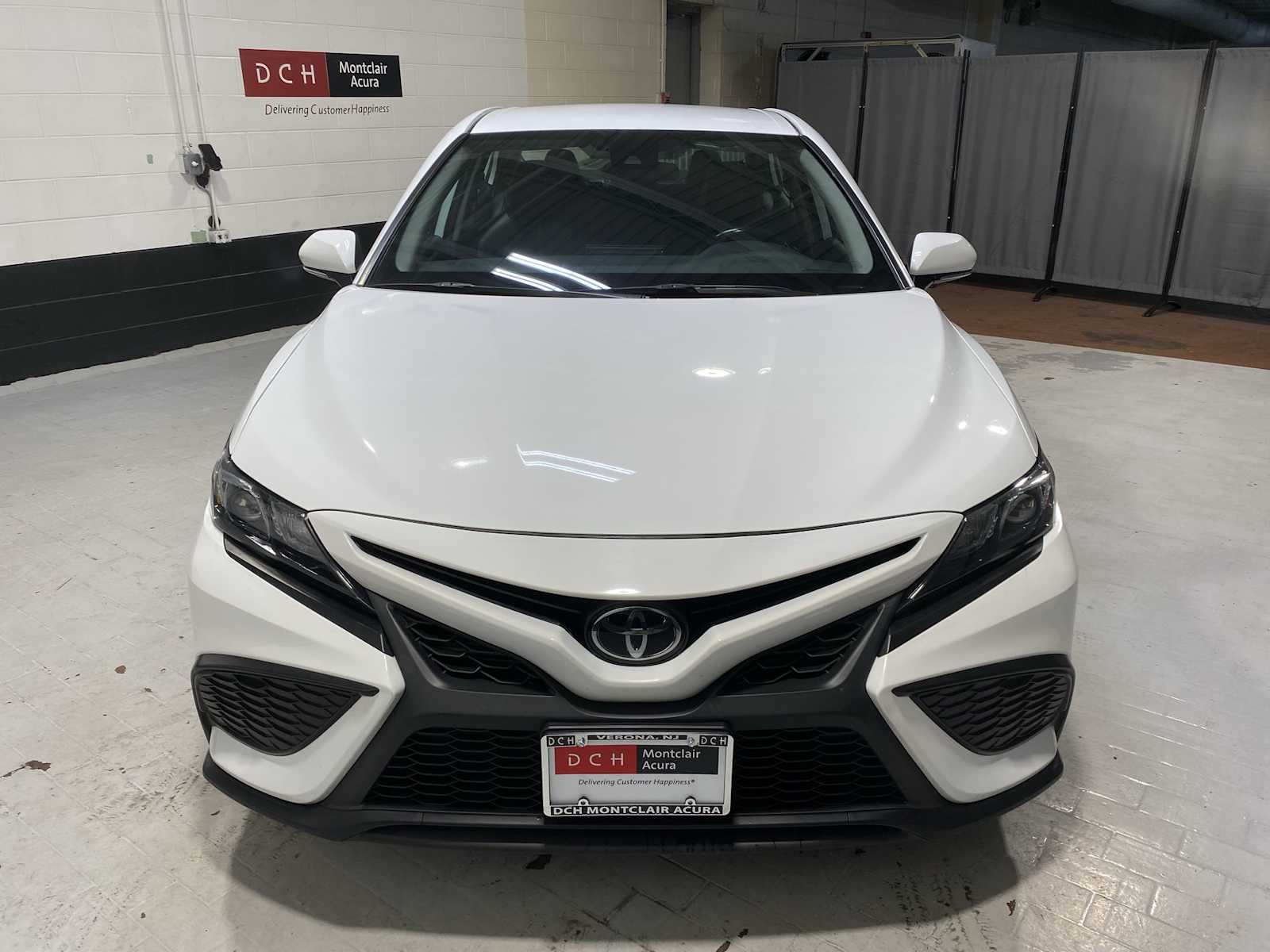 2022 Toyota Camry SE photo 6