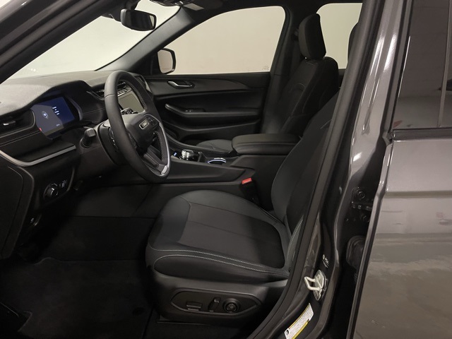2024 Jeep Grand Cherokee Laredo photo 13