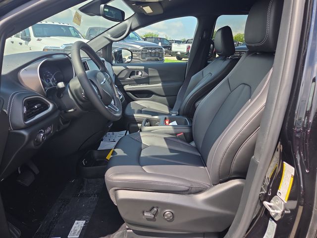 2026 Chrysler Pacifica photo 4