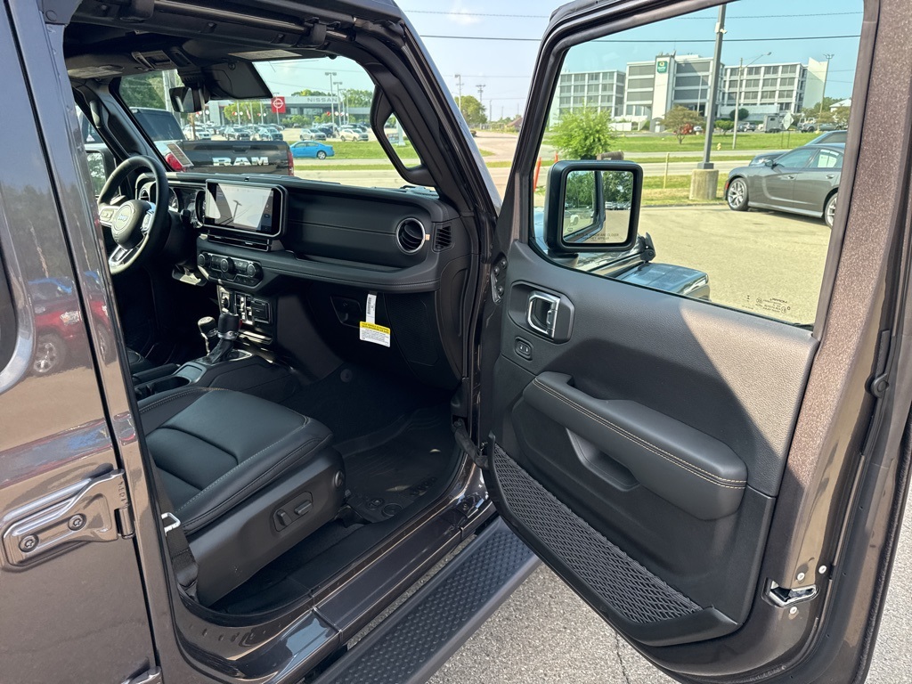 2025 Jeep Wrangler Sahara photo 29