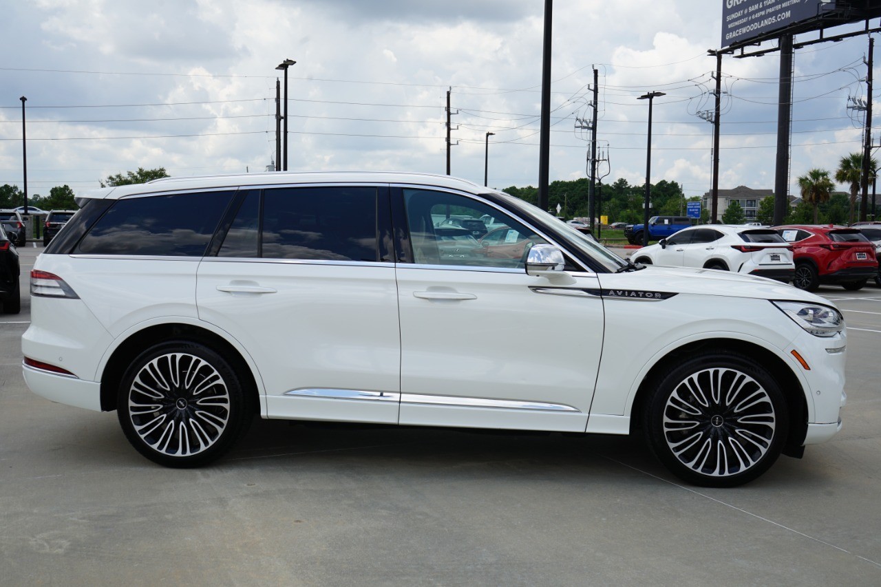 2022 Lincoln Aviator Black Label photo 3