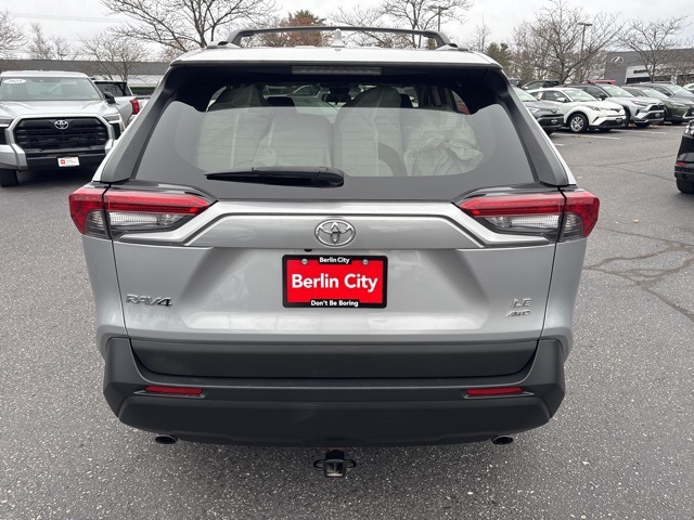 2021 Toyota RAV4 LE photo 3