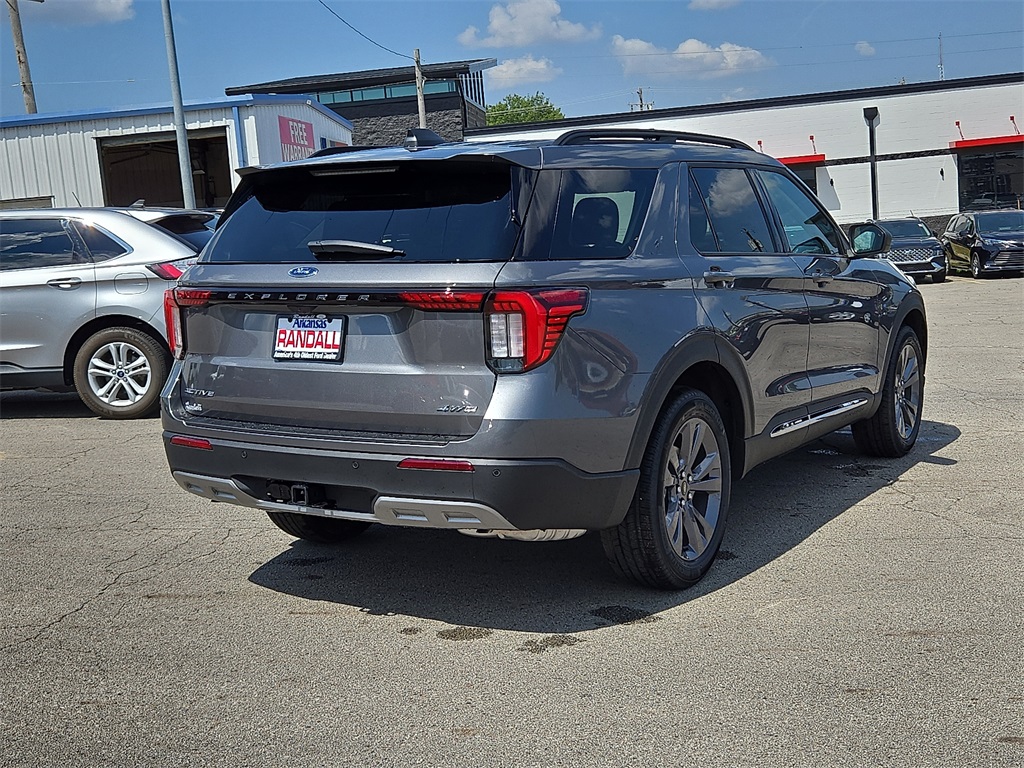 2025 Ford Explorer photo 2