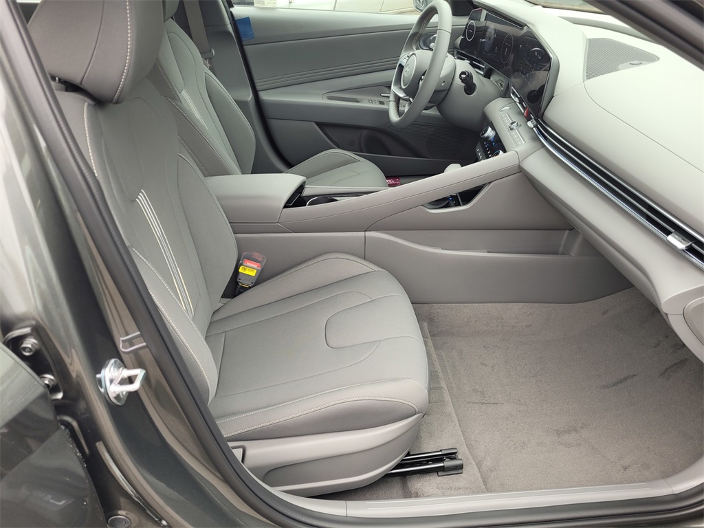 2024 Hyundai Elantra SEL Convenience photo 17