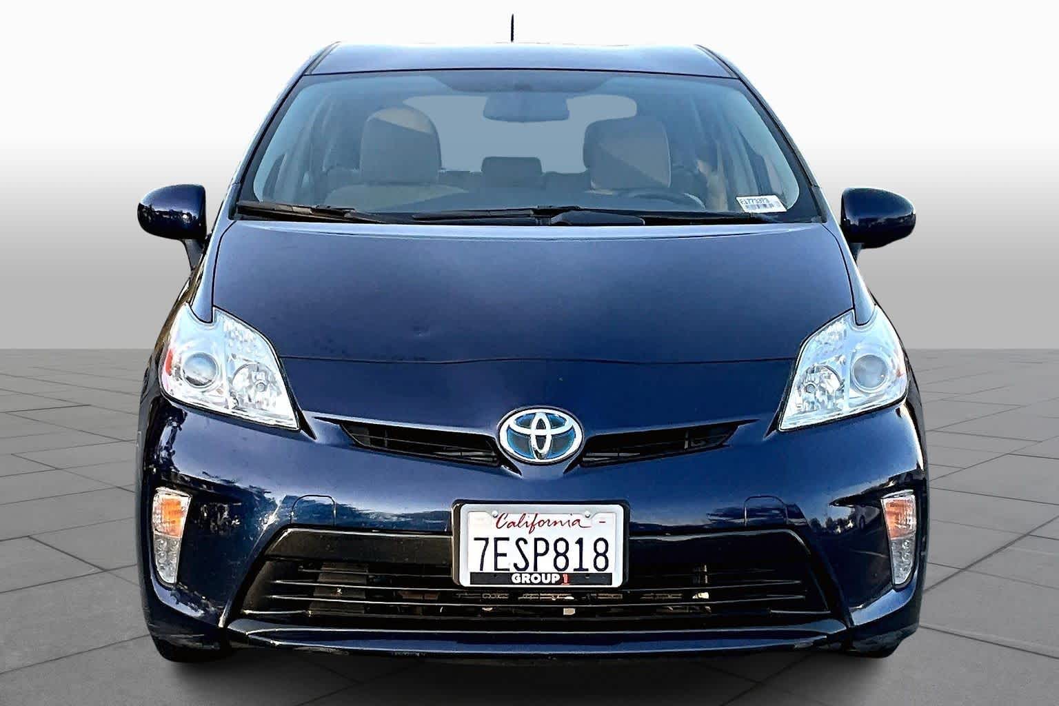 2014 Toyota Prius Three photo 3
