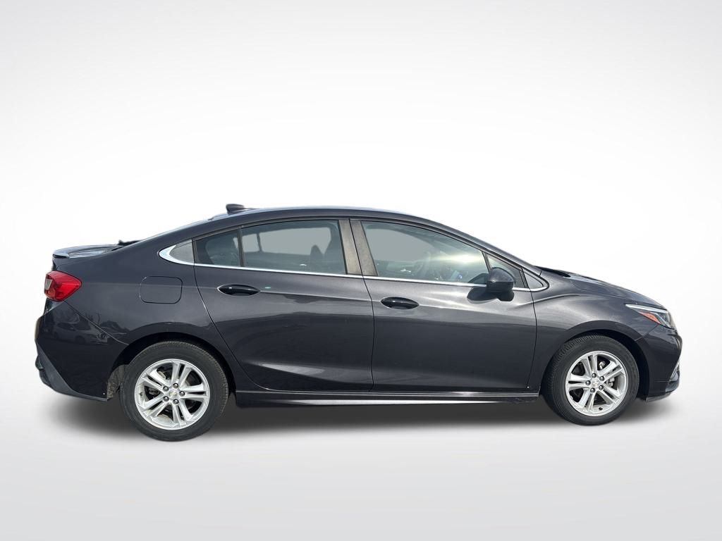 2017 Chevrolet Cruze LT photo 3