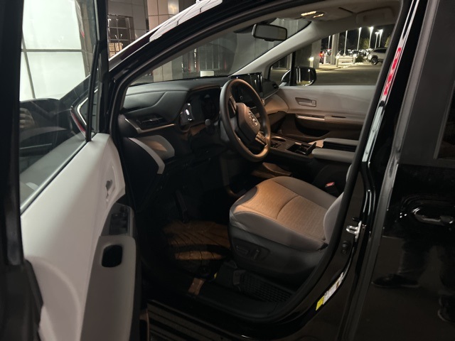 2026 Toyota Sienna LE photo 2
