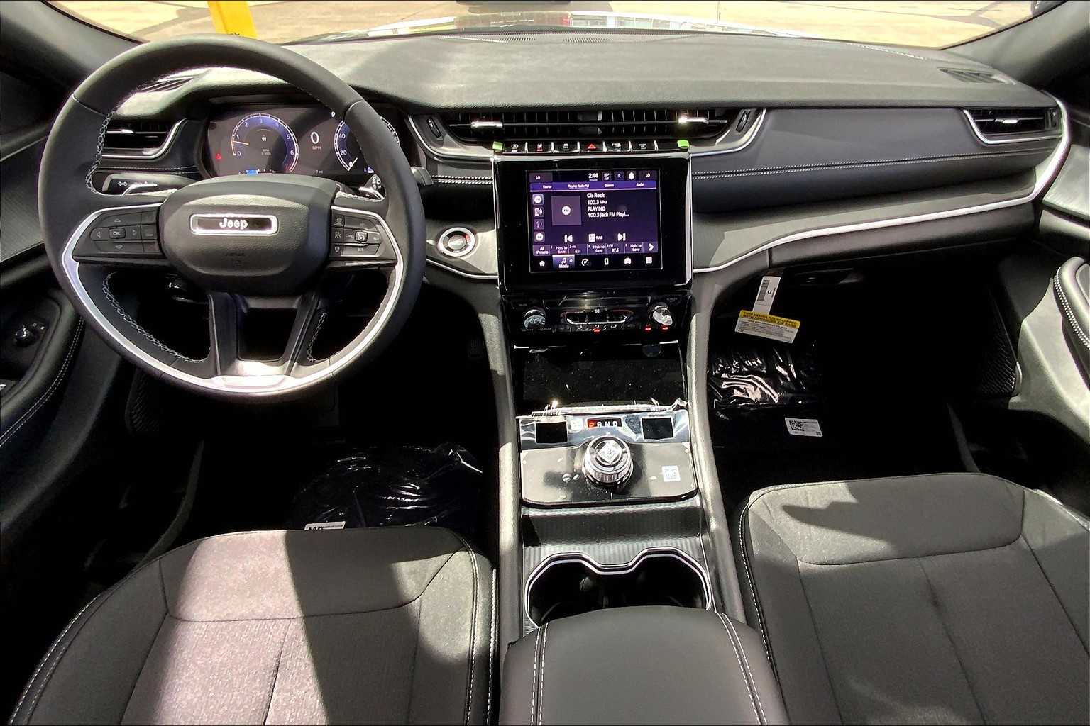 2025 Jeep Grand Cherokee Laredo Altitude photo 2