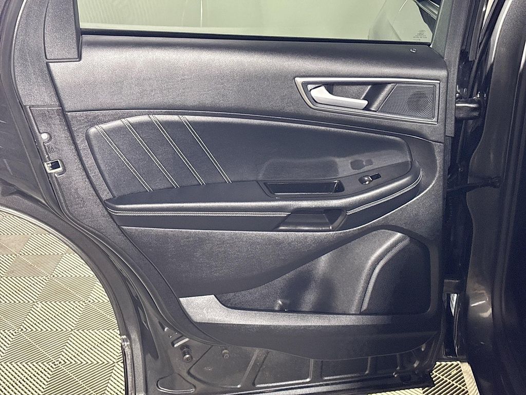 2020 Ford Edge ST photo 17