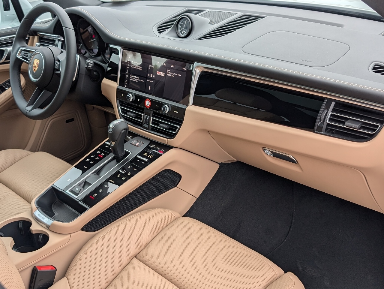 2025 Porsche Macan T photo 12