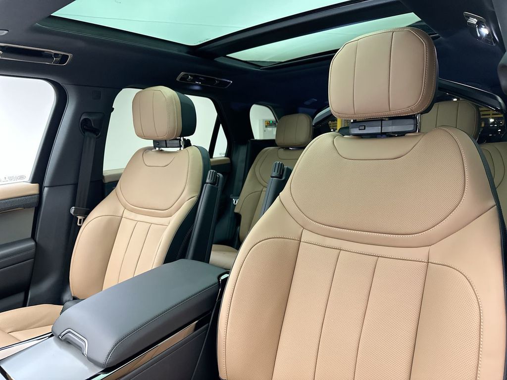 2025 Land Rover Range Rover Sport SE photo 9