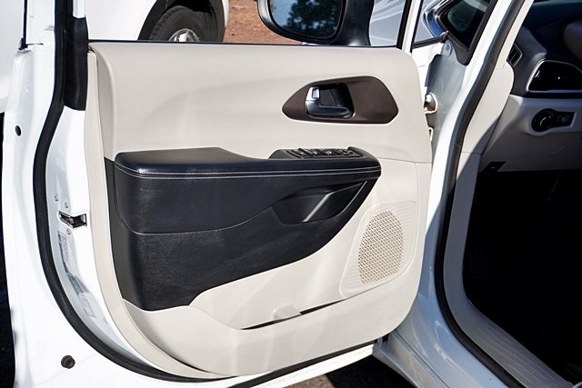 Used 2022 White Chrysler LX image 22