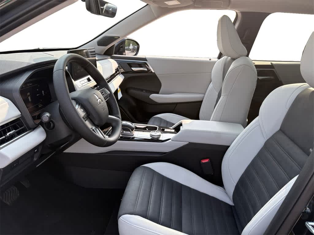 2025 Mitsubishi Outlander SE photo 2