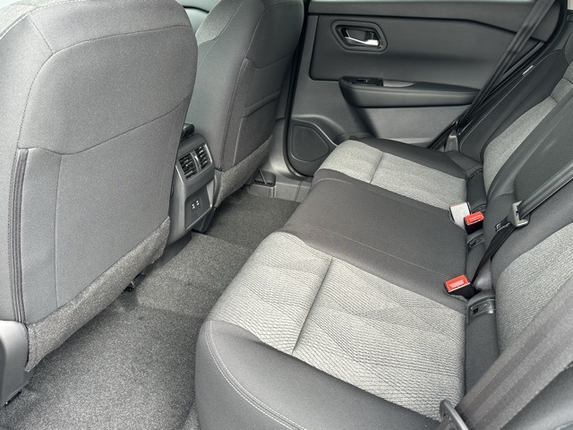 2025 Nissan Rogue SV photo 14