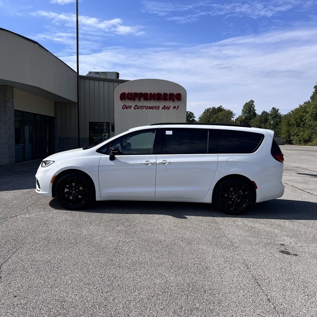 2026 Chrysler Pacifica Limited's photo