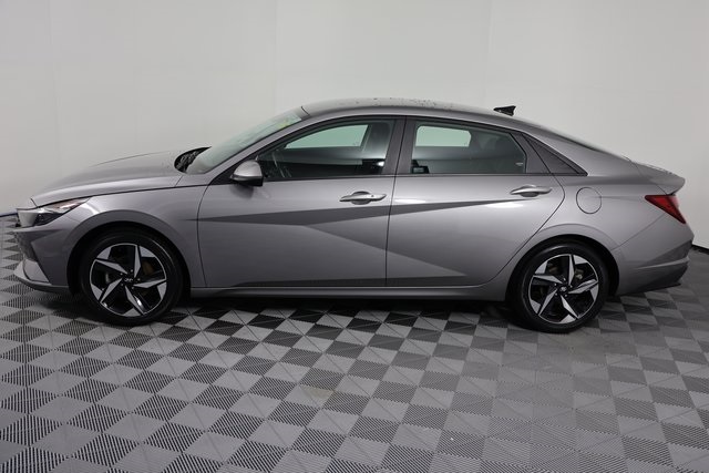2023 Hyundai Elantra SEL photo 5
