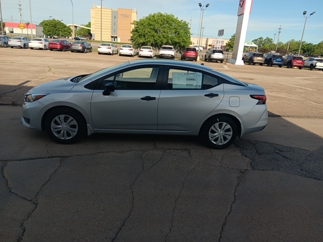 2025 Nissan Versa 1.6 S photo 3