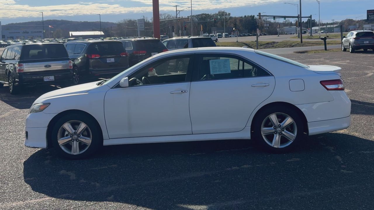 2011 Toyota Camry SE photo 4