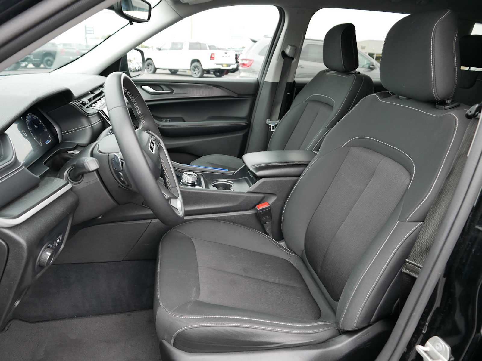 2023 Jeep Grand Cherokee Laredo photo 11