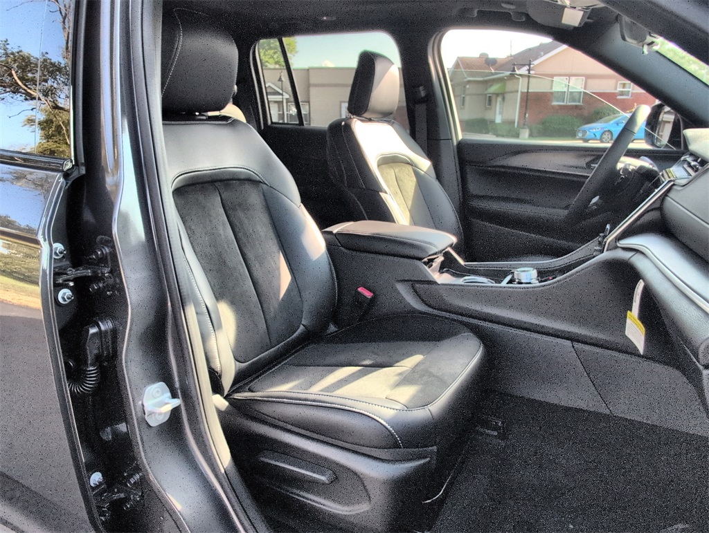2025 Jeep Grand Cherokee Laredo Altitude photo 25