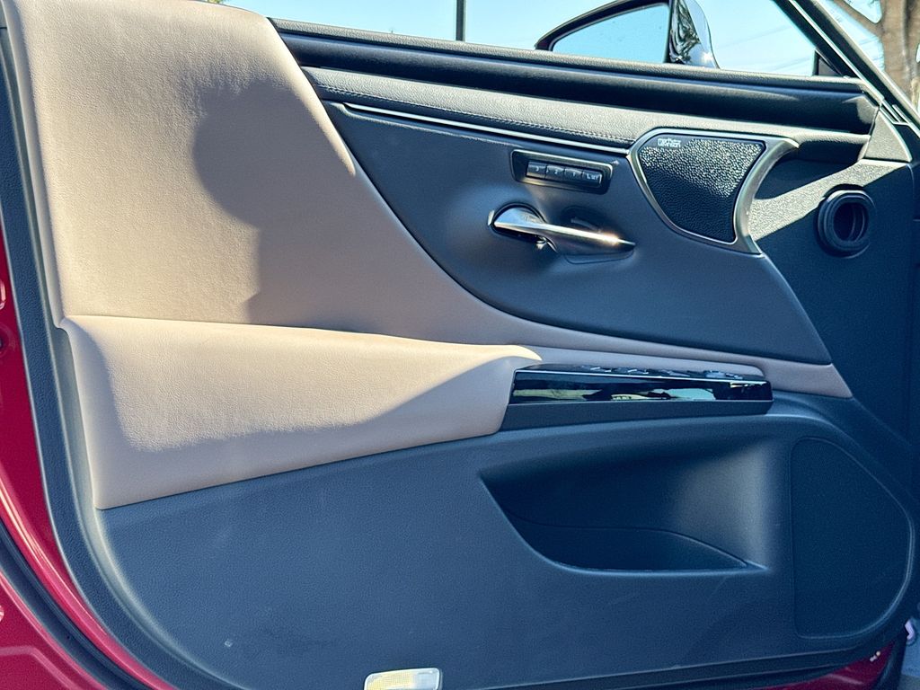 2025 Lexus ES 350 Ultra Luxury photo 18