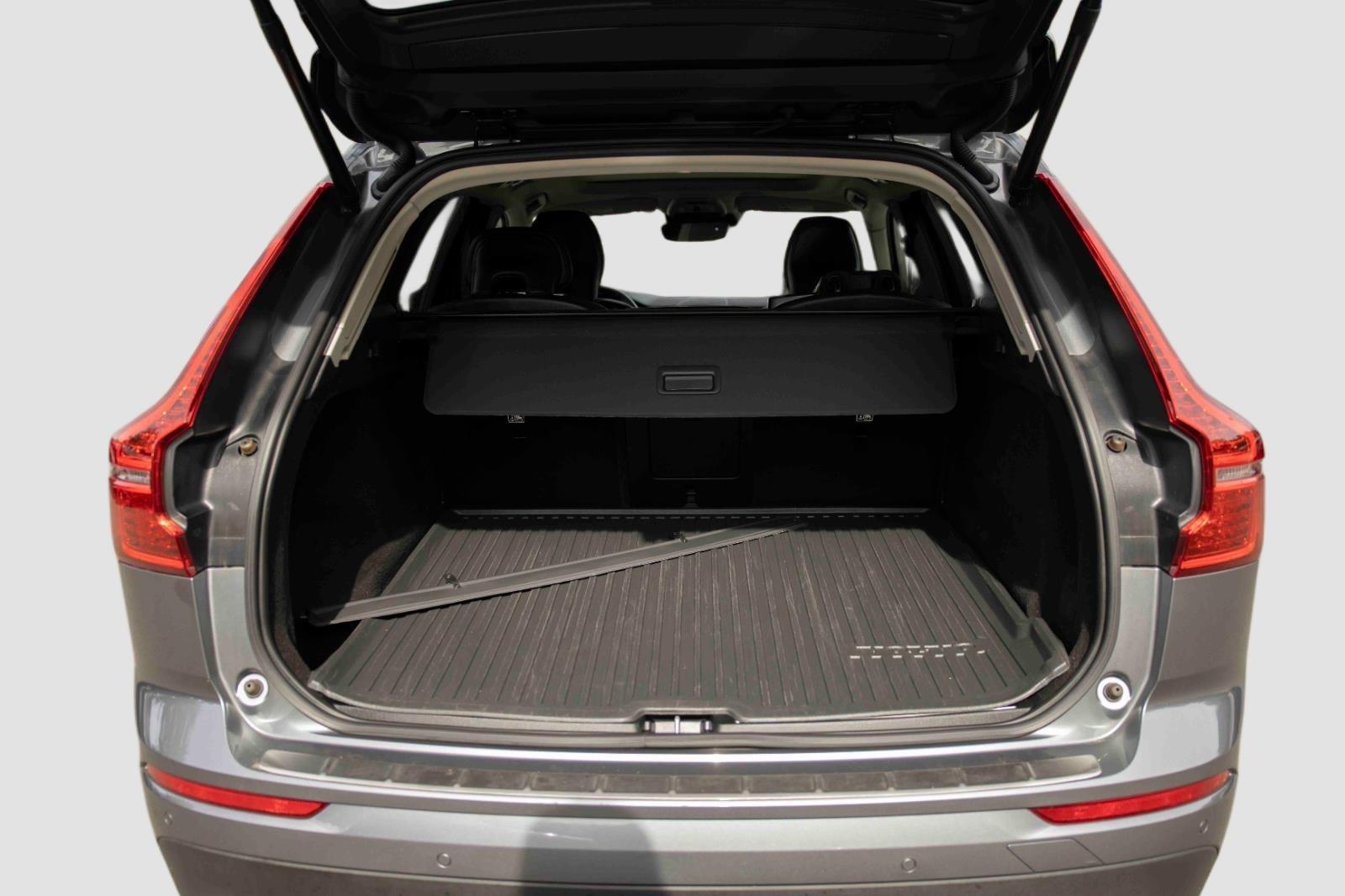 2021 Volvo XC60 Momentum photo 18
