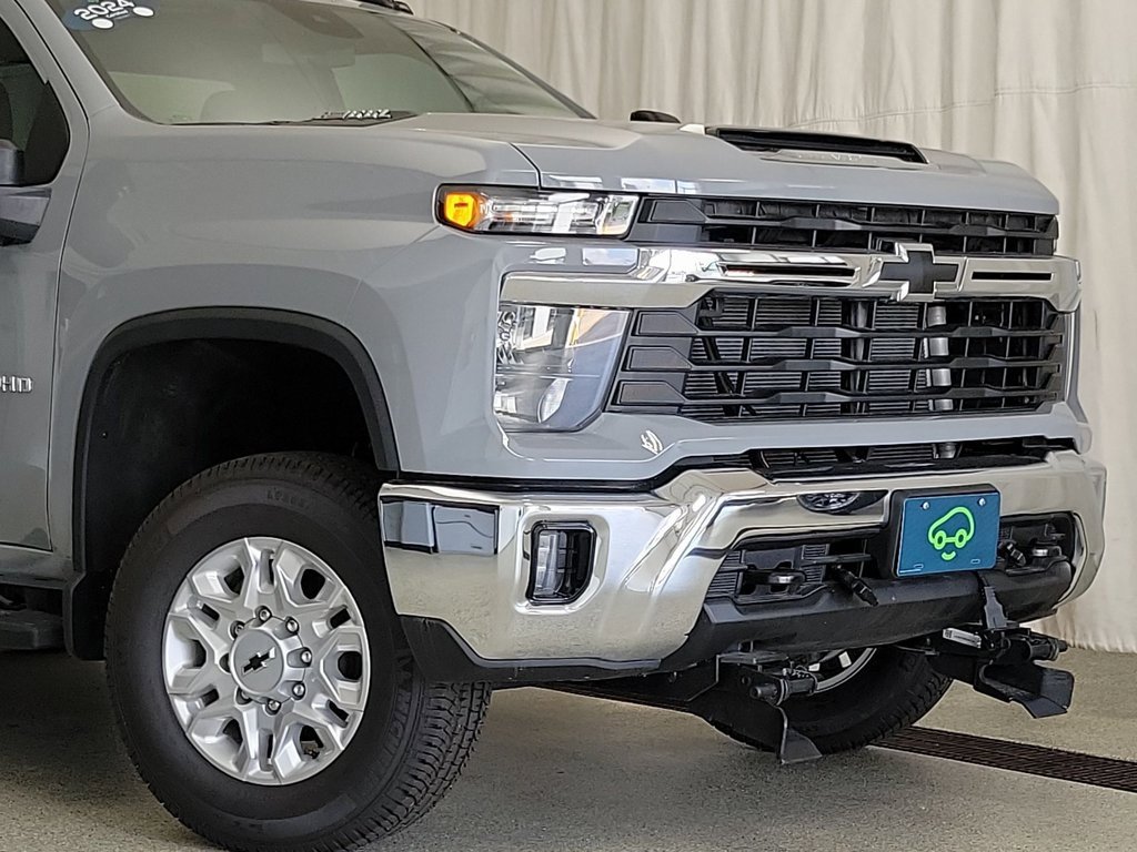 2024 Chevrolet Silverado 2500HD LT photo 3