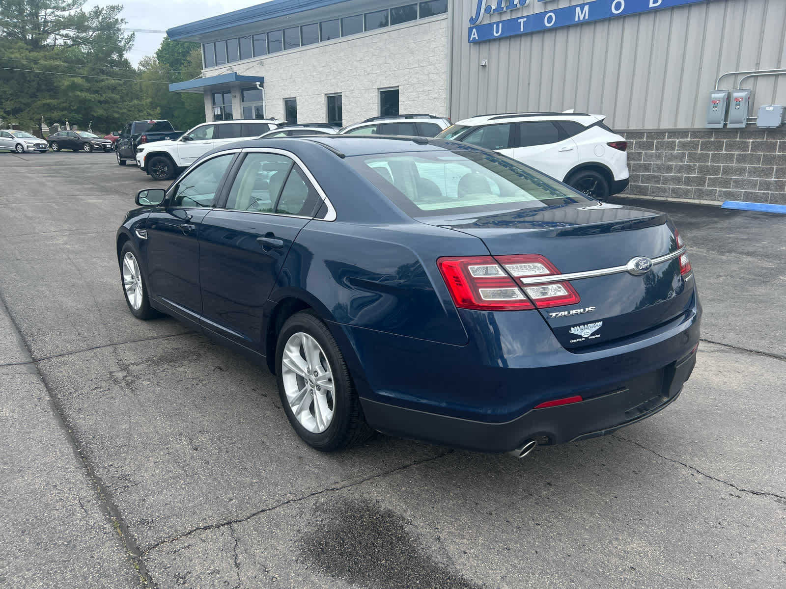 2016 Ford Taurus SE photo 4