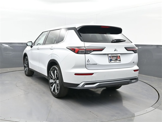 2025 Mitsubishi Outlander SE photo 3