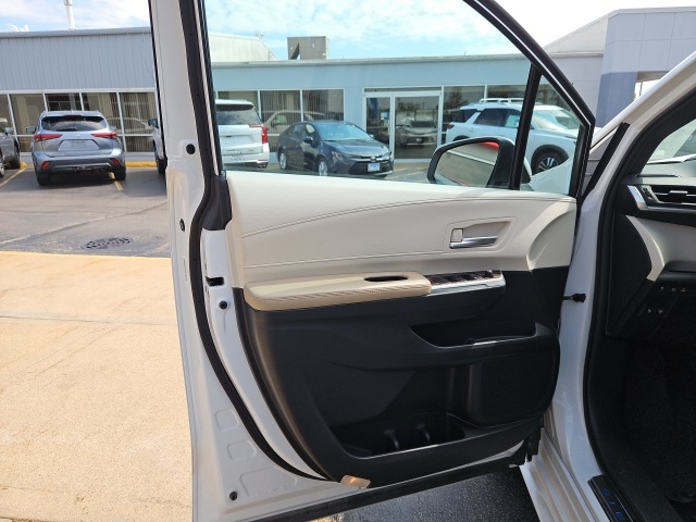 2023 Toyota Sienna XLE photo 24