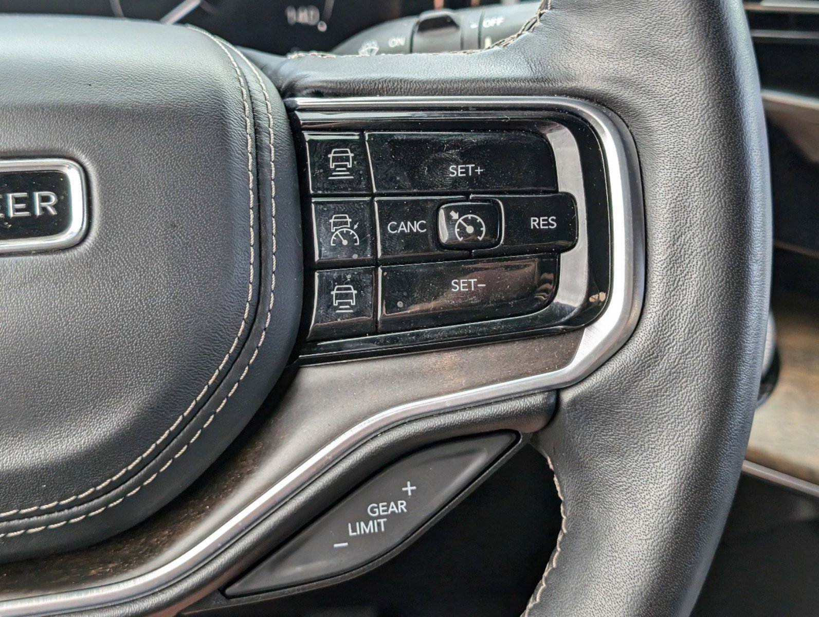 2024 Jeep Grand Wagoneer III Obsidian photo 16