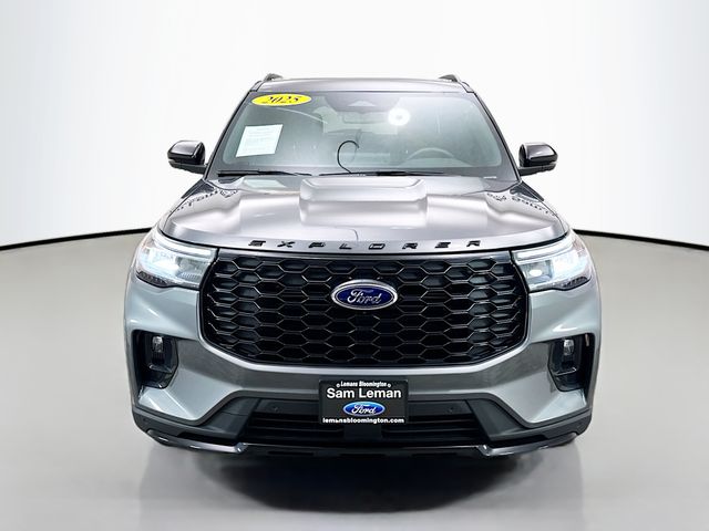 2025 Ford Explorer ST-Line photo 2