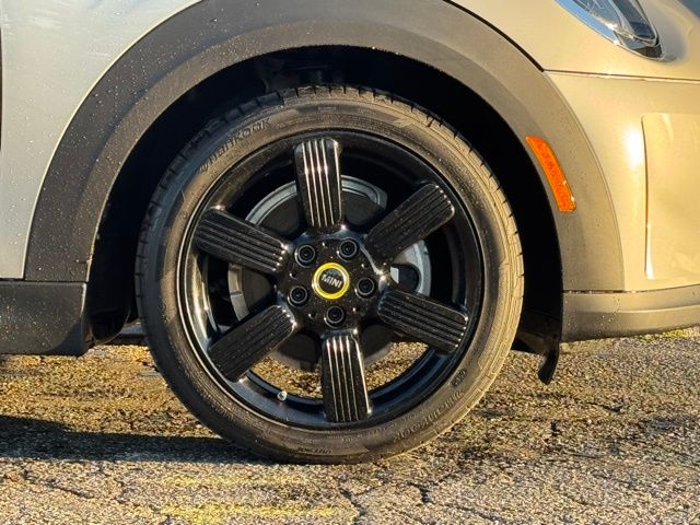 2024 Mini Cooper 2 Door Hardtop Signature photo 3